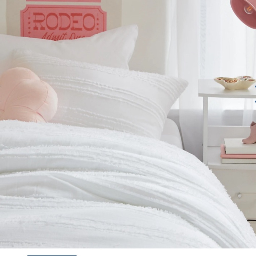New with Tags, Twin XL Dormify bedding set. Includes comforter and sham.